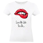 T-shirt femme blanc Love Me Like You Do avec visuel lèvres rouges graphique