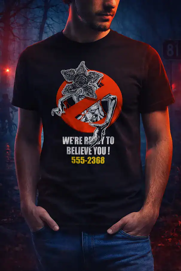 homme portant t shirt demogorgon ghostbusters stranger things ambiance sombre impression dtf pilou shop 64 pau