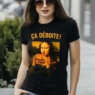 femme portant un T-shirt noir humour Ça déboîte avec la Joconde mangeant un burger