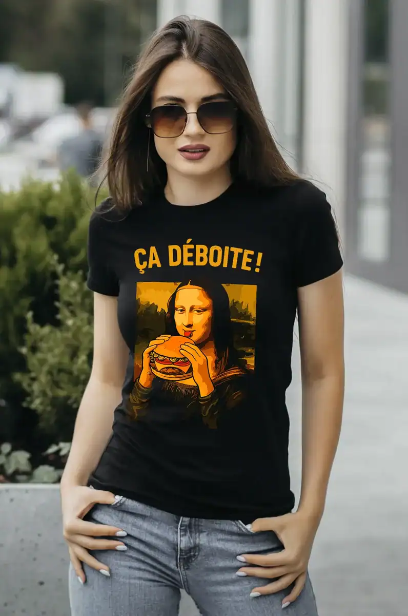 femme portant un T-shirt noir humour Ça déboîte avec la Joconde mangeant un burger
