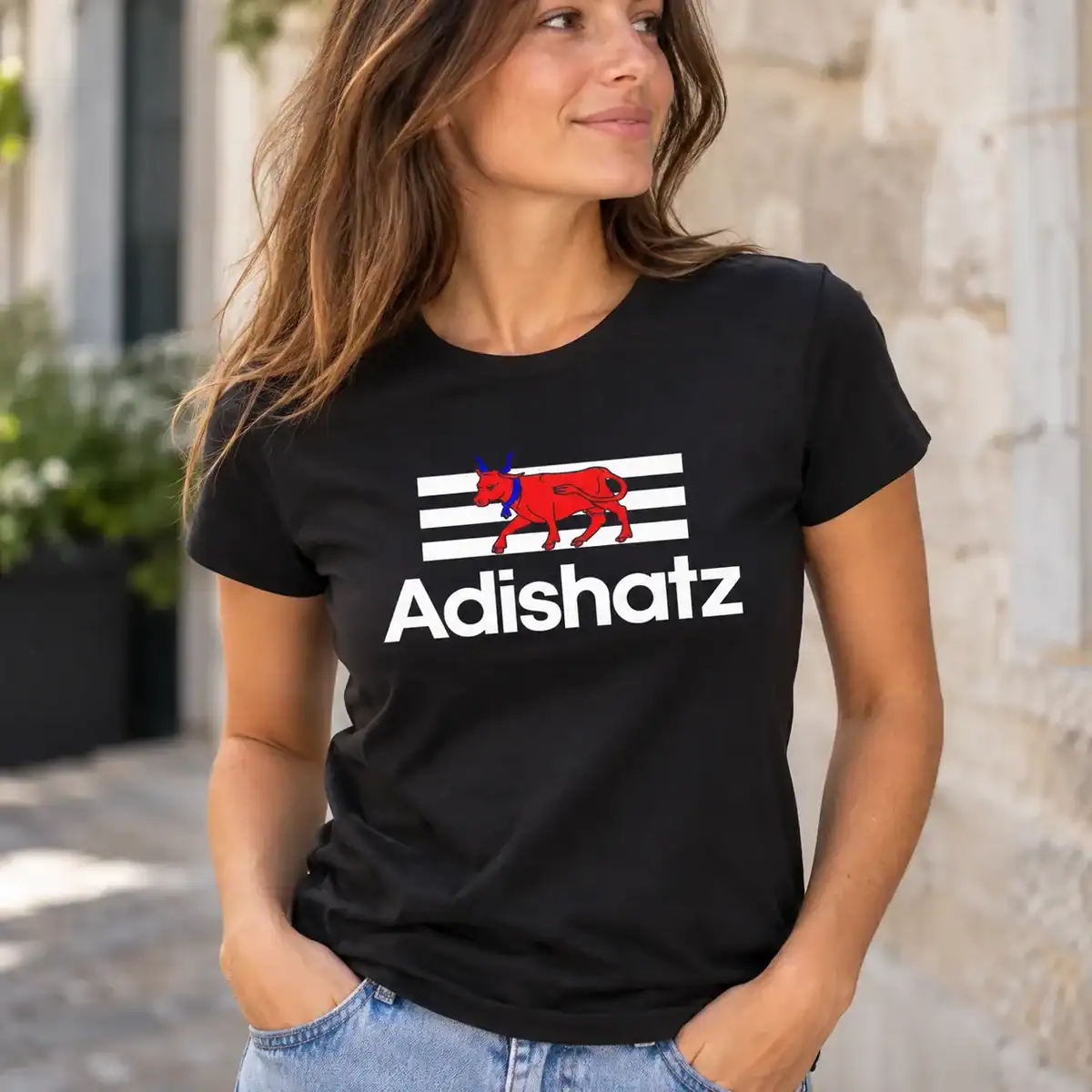 T-shirt Adishatz avec vache rouge porté par femme en extérieur