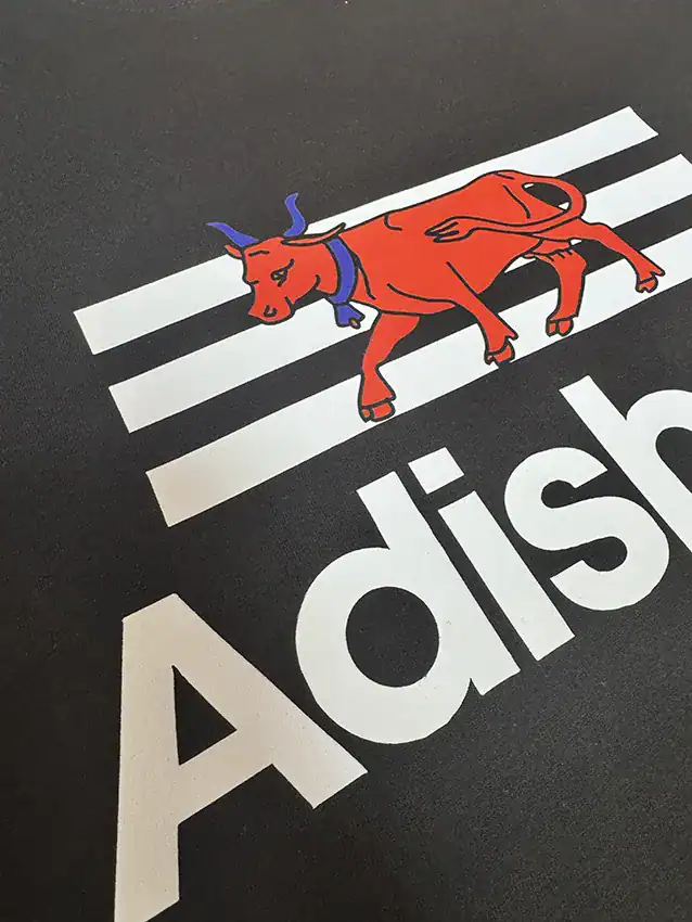 T-shirt Adishatz détail marquage taureau rouge impression DTF haute qualité Pilou Shop 64 Pau