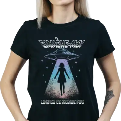 T shirt noir Emmène moi loin de ce monde fou motif ovni et silhouette cosmique porté par une femme cool