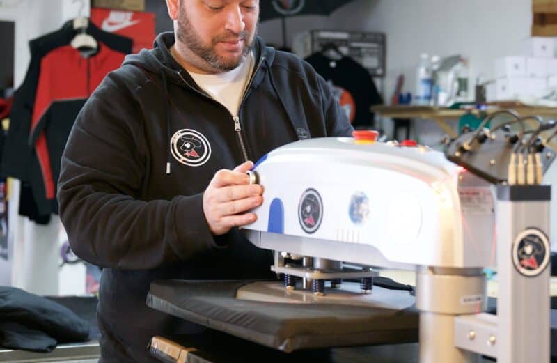 pilou dans l'atelier en train de presser du dtf ultra premium