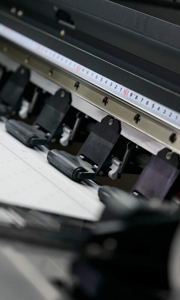Imprimante industrielle en fonctionnement, gros plan.