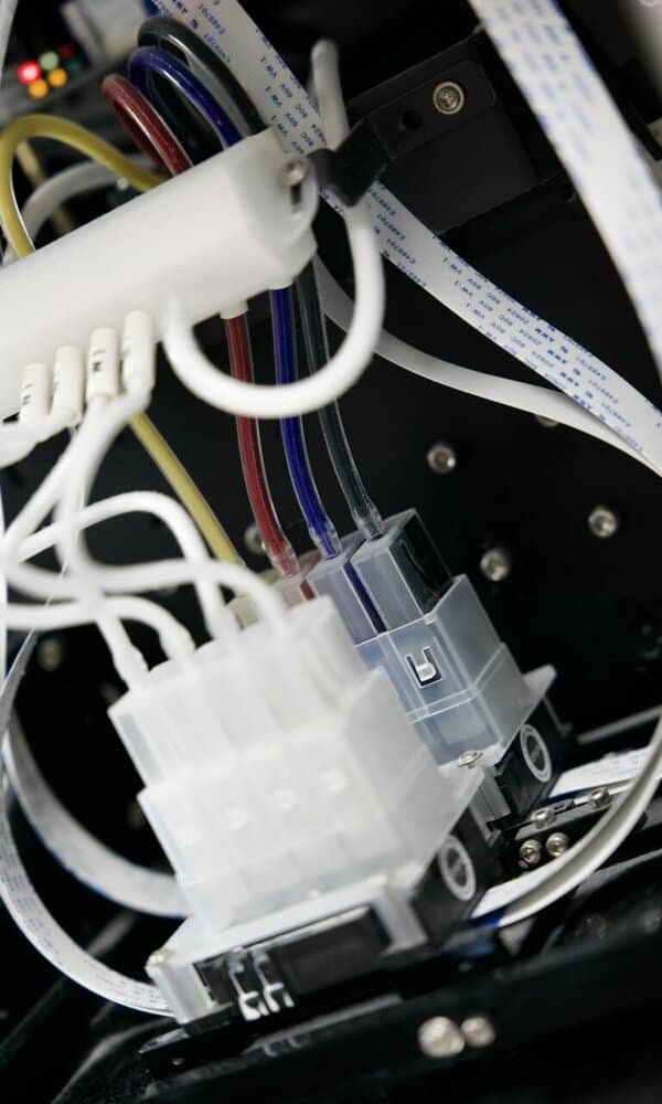 Câbles multicolores connectés à l'équipement technique.
