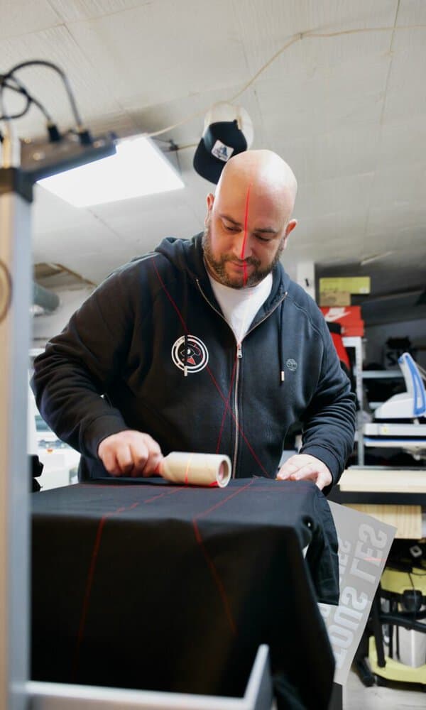 laser de positionnement et dépoussiérage du vetement personnalisé dtf