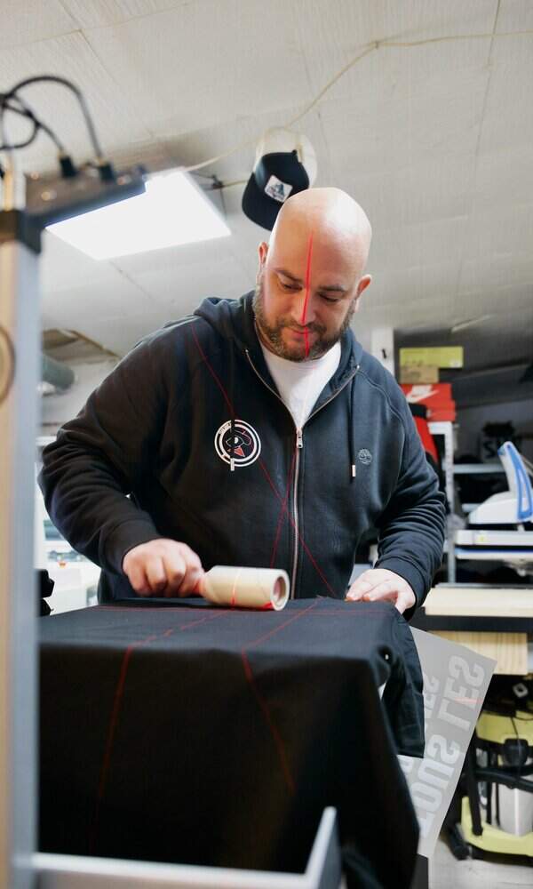 laser de positionnement et dépoussiérage du vetement personnalisé dtf