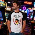 T-shirt Béarn fire club 64 porté par homme en salle arcade