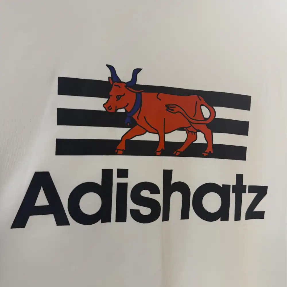 Logo Adishatz version tshirt blanc pilou shop