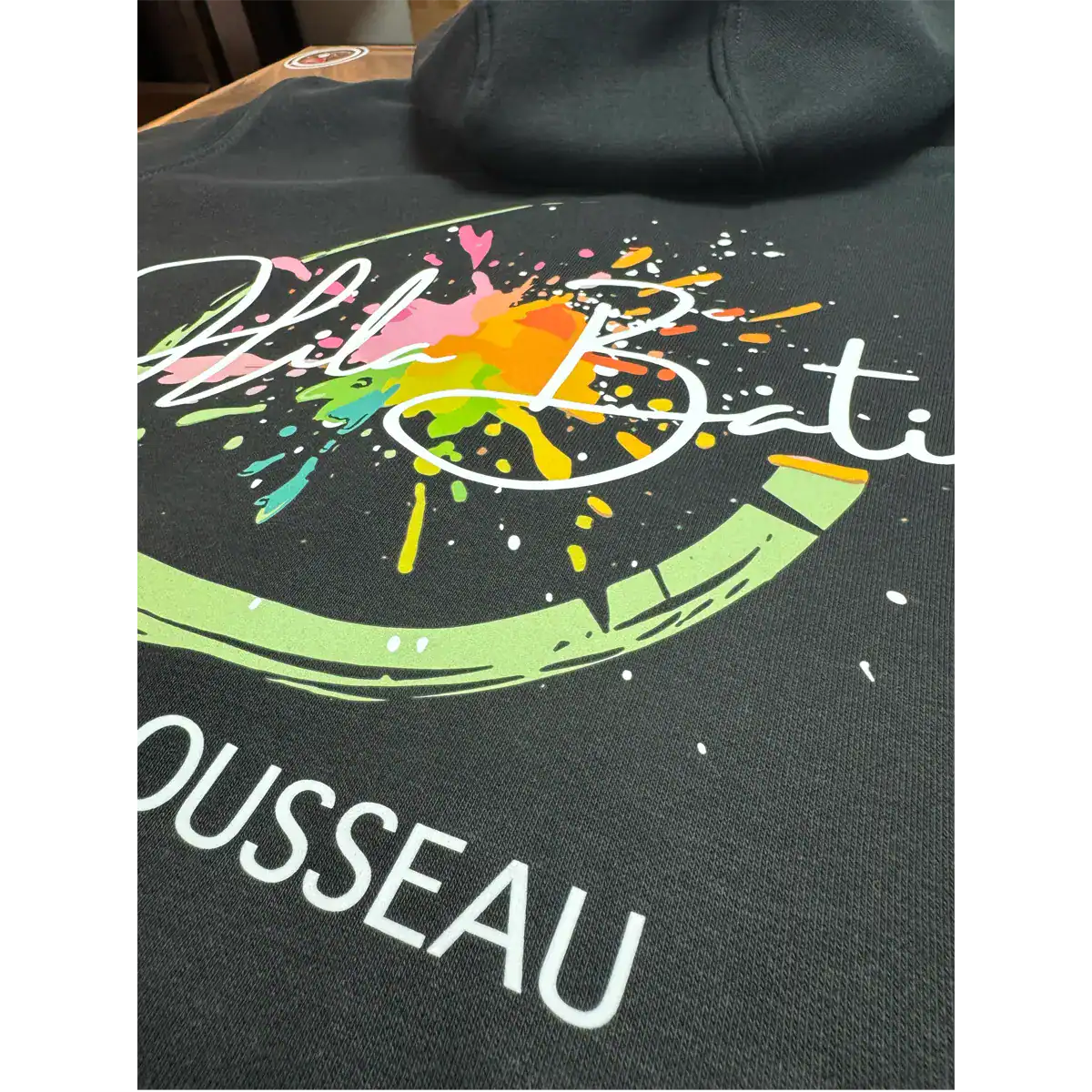 Sweat noir avec logo coloré imprimé.