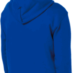 Enfant portant un sweat à capuche bleu.