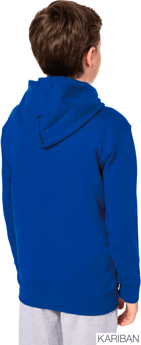 Enfant portant un sweat à capuche bleu.