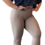 Femme portant un t-shirt noir et leggings beiges