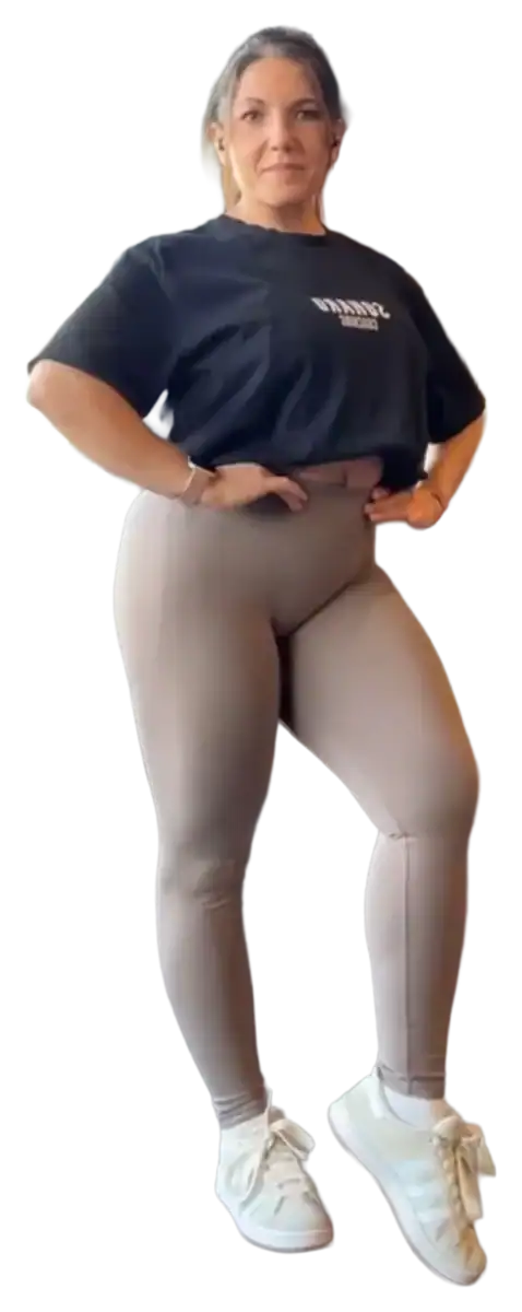 Femme portant un t-shirt noir et leggings beiges