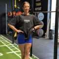 Femme souriante dans une salle de sport moderne