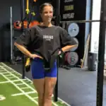 Femme souriante dans une salle de sport moderne