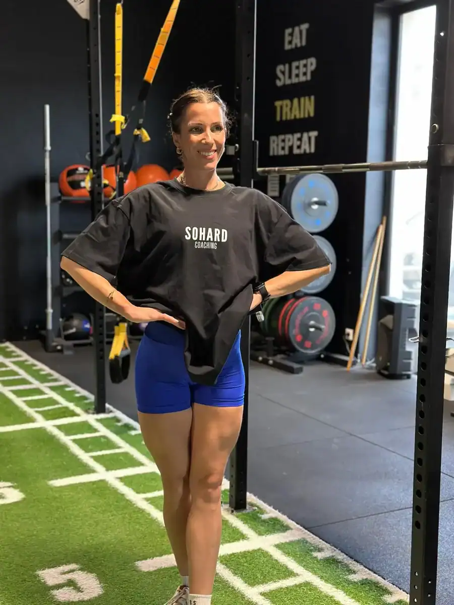Femme souriante dans une salle de sport moderne
