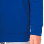 Main d’enfant portant un sweat bleu