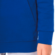 Main d’enfant portant un sweat bleu