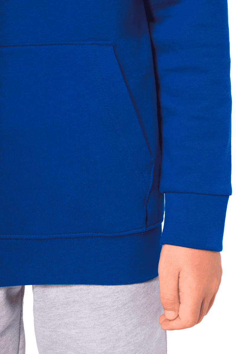 Main d’enfant portant un sweat bleu