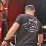 Artisan charge du matériel dans un véhicule professionnel