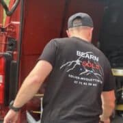 Artisan charge du matériel dans un véhicule professionnel