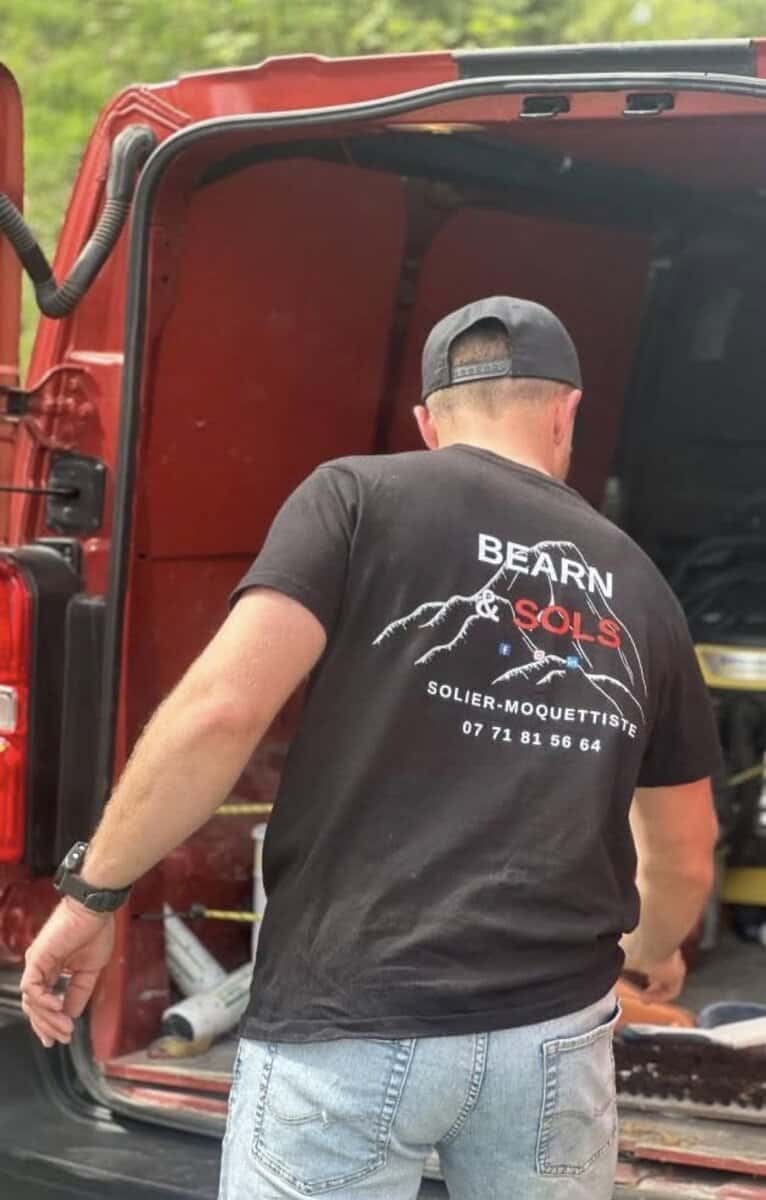 Artisan charge du matériel dans un véhicule professionnel