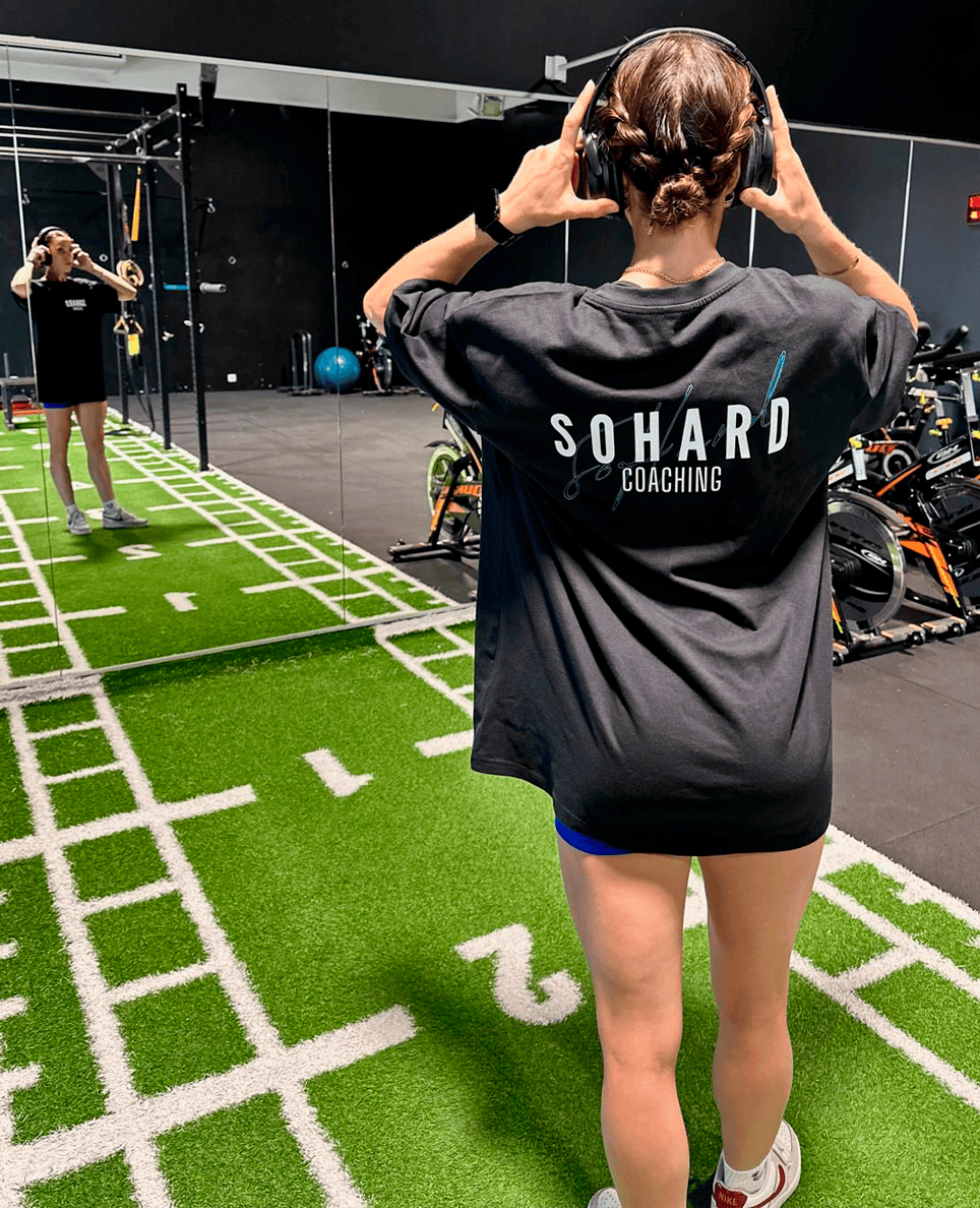 Femme s’échauffant dans une salle de sport moderne