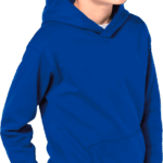 Enfant portant un sweat à capuche bleu.