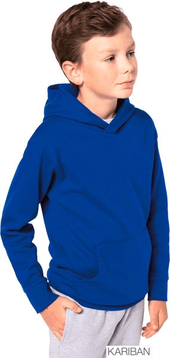 Enfant portant un sweat à capuche bleu.