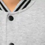 Veste grise à col rayé noir et gris