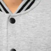 Veste grise à col rayé noir et gris