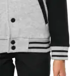 Veste grise et noire avec bandes sur poignets.