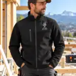 Homme portant une veste noire personnalisable sur chantier