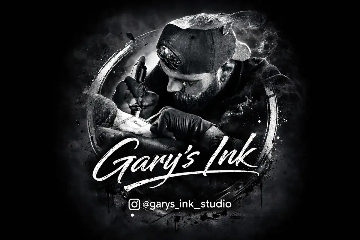 Tatoueur Gary’s Ink Studio en pleine séance avec machine à tatouer bannière officielle collection textile Pilou Shop 64 Pau