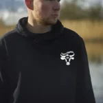 Jeune homme sweat noir Paysans d’Aquitaine 64 logo poitrine photo nature