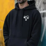 Homme avec sweat noir Paysans de France logo vache blanc prise de vue urbaine