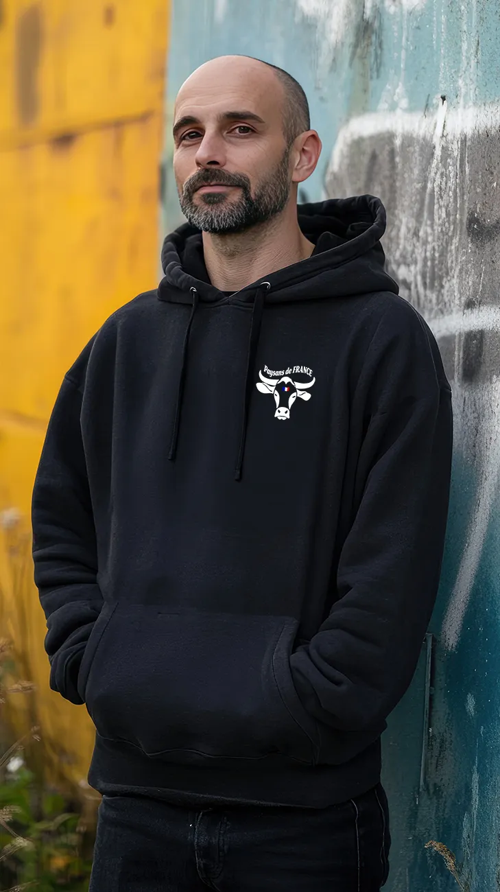 Homme avec sweat noir Paysans de France logo vache blanc prise de vue urbaine