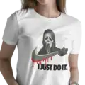 T-shirt blanc humour noir avec illustration style cinéma d’horreur et slogan détourné imprimé en DTF haute qualité – Pilou Shop 64 Pau porté par une femme fan de nike et de scream