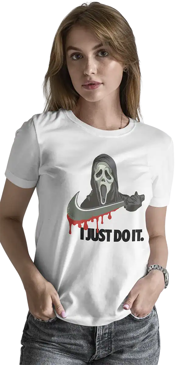T-shirt blanc humour noir avec illustration style cinéma d’horreur et slogan détourné imprimé en DTF haute qualité – Pilou Shop 64 Pau porté par une femme fan de nike et de scream