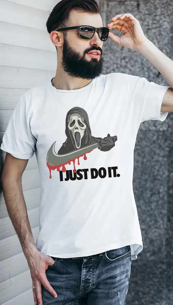 T-shirt blanc humour noir avec illustration style cinéma d’horreur et slogan détourné imprimé en DTF haute qualité – Pilou Shop 64 Pau porté par un homme cool