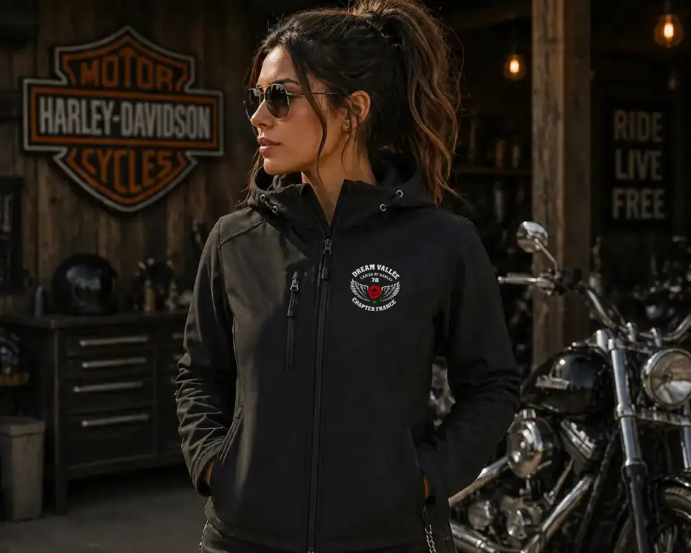 Veste softshell noire Dream Vallée Chapter France portée par femme style biker en garage moto
