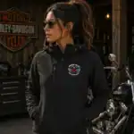 Veste softshell noire Dream Vallée Chapter France portée par femme style biker en garage moto