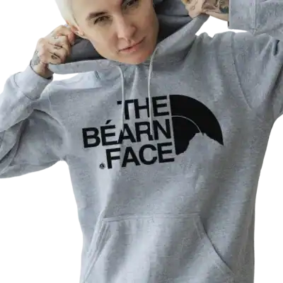 Sweat à capuche The Béarn Face gris porté femme impression DTF premium Pilou Shop 64 design sud ouest