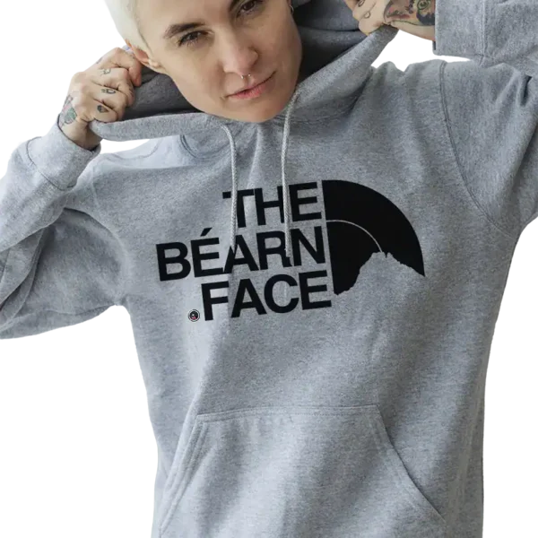 Sweat à capuche The Béarn Face gris porté femme impression DTF premium Pilou Shop 64 design sud ouest