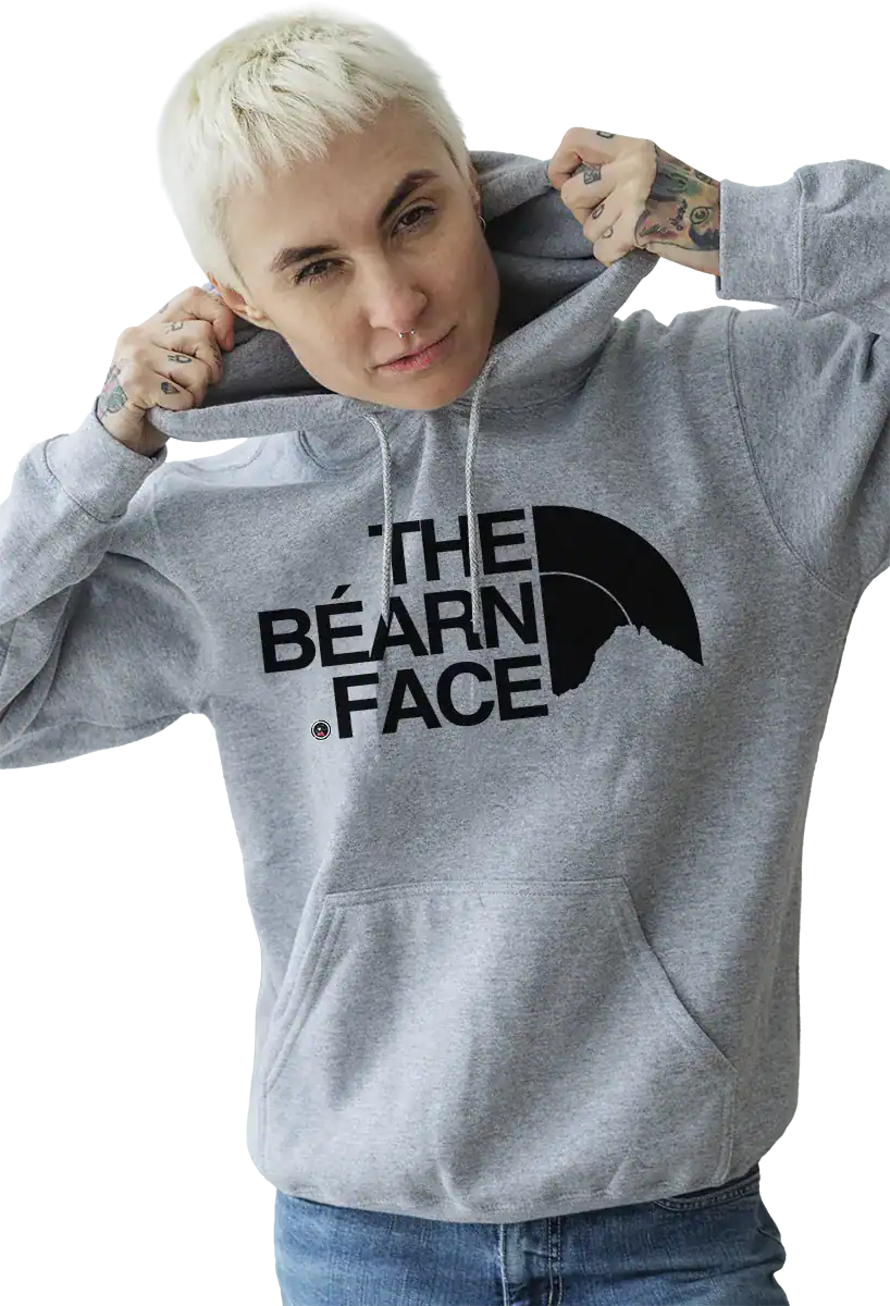 Sweat à capuche The Béarn Face gris porté femme impression DTF premium Pilou Shop 64 design sud ouest