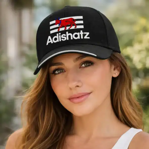 casquette noire Adishatz portée par femme style lifestyle été logo vache rouge Béarn Pilou Shop 64