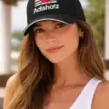 Femme portant une casquette noire Adishatz avec visuel béarnais et homme sportif en montagne portant la même casquette Pilou Shop 64