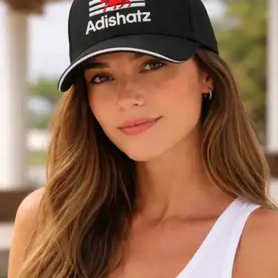 Femme portant une casquette noire Adishatz avec visuel béarnais et homme sportif en montagne portant la même casquette Pilou Shop 64